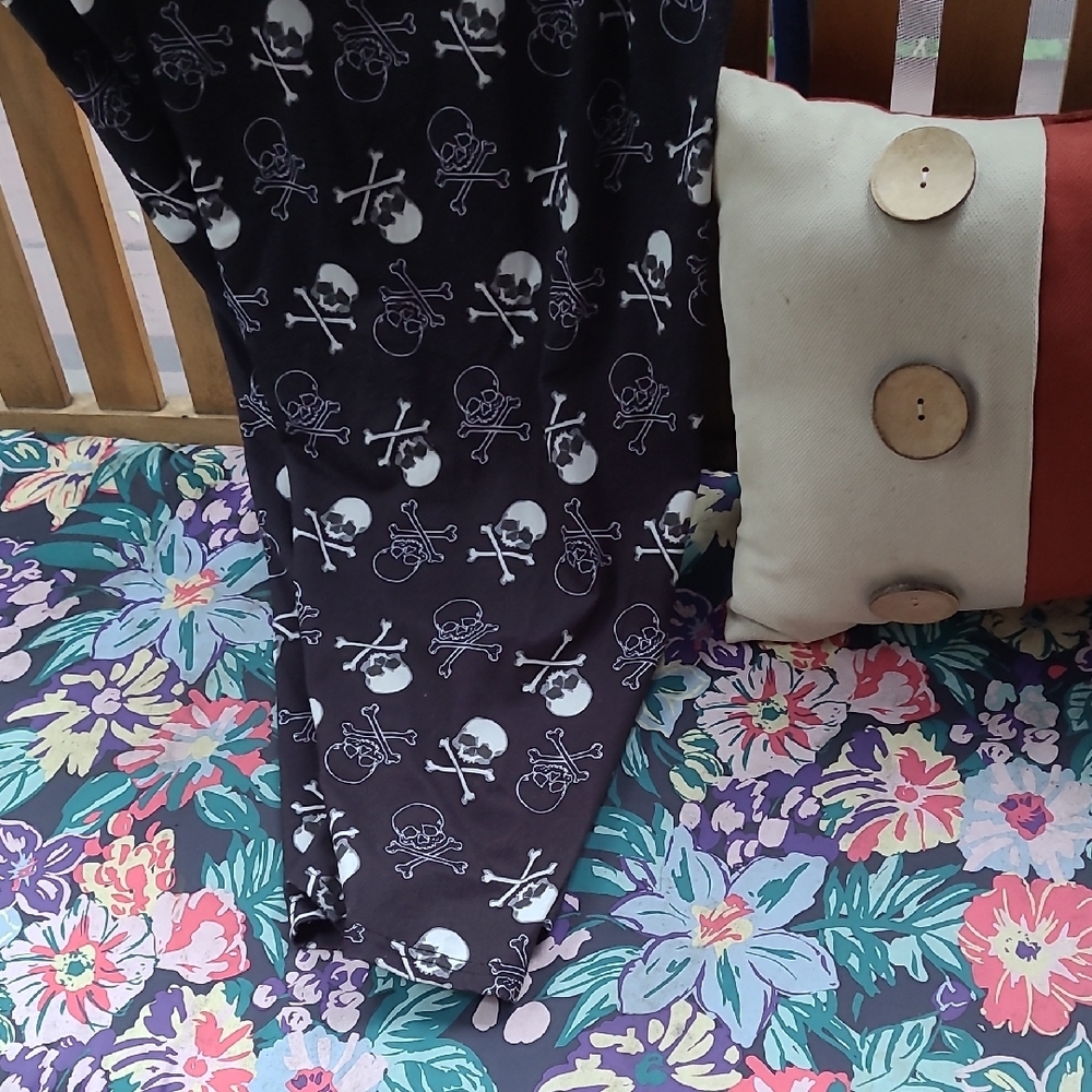 Plus Size Skeleton Capris - Picture 3 of 4